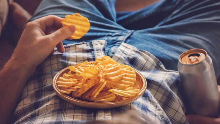 How to Avoid Overeating While Snacking